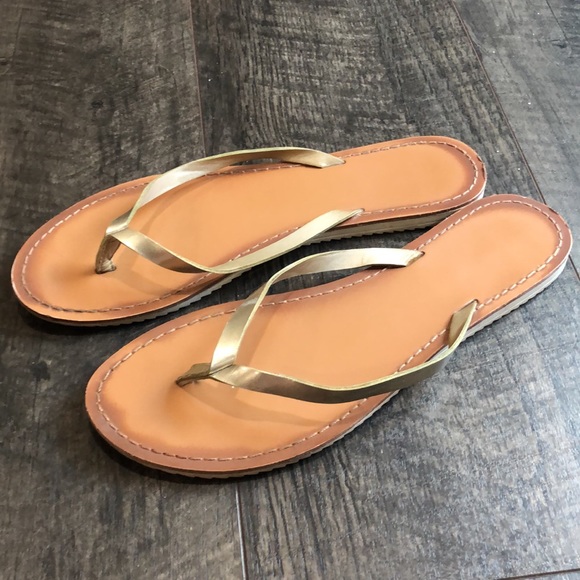 AMERICAN EAGLE GOLD FLIP FLOPS SIZE 11 - Picture 3 of 6